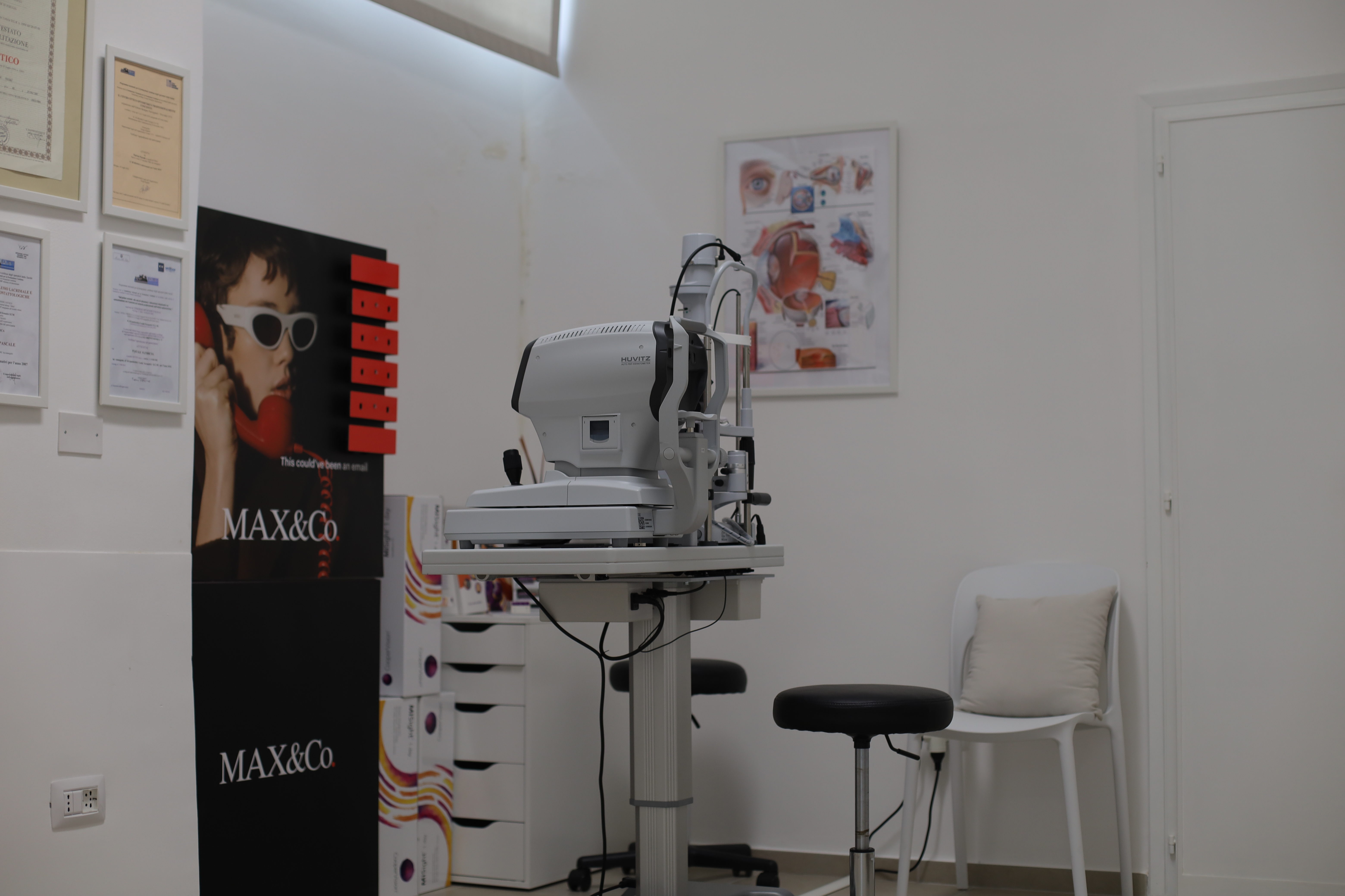 Interno di Ottica Fiore con murale pop-art